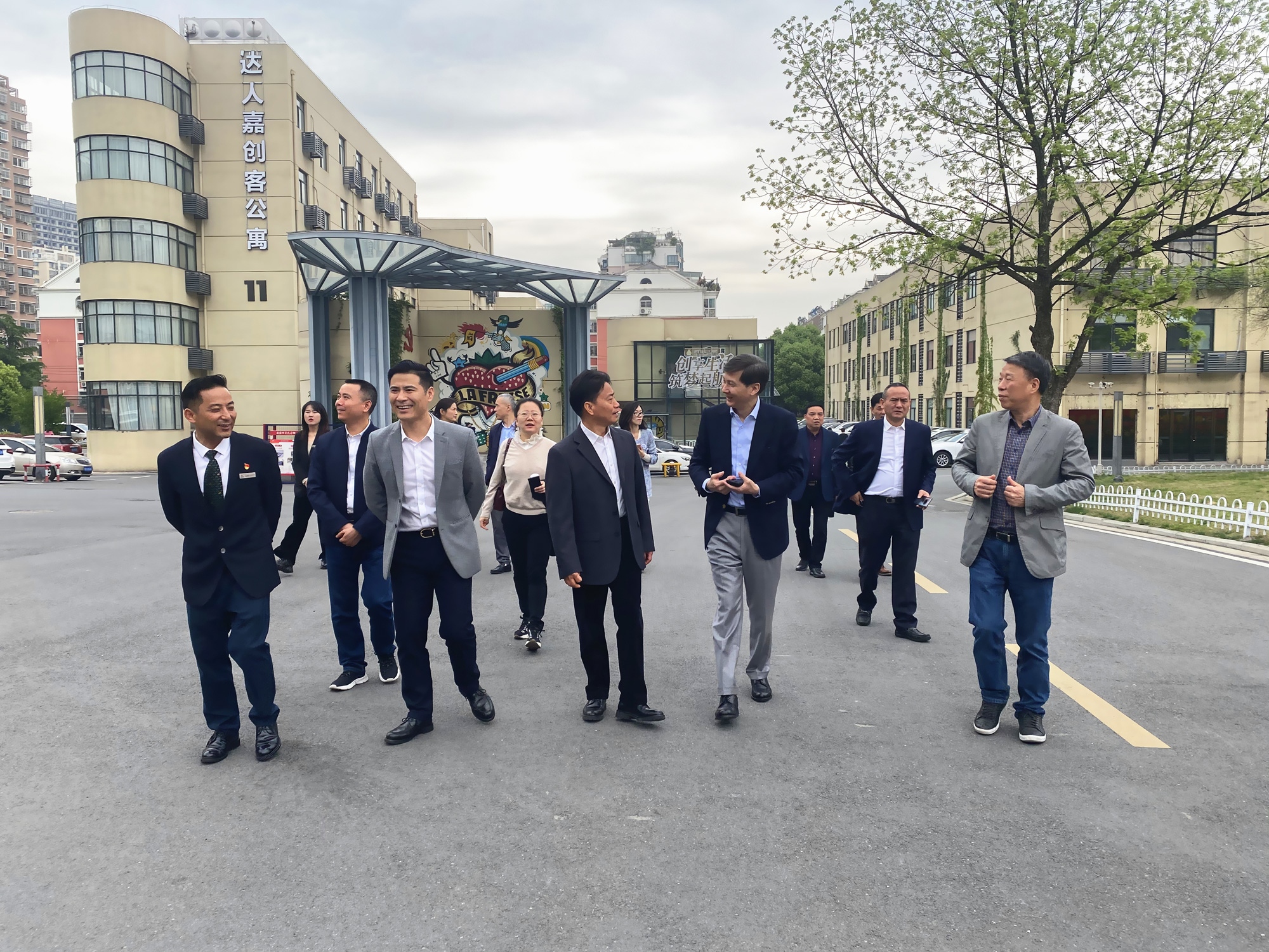 杭州市政协副主席、市工商联主席冯仁强 一行莅临庐阳人生就是博文创园考察