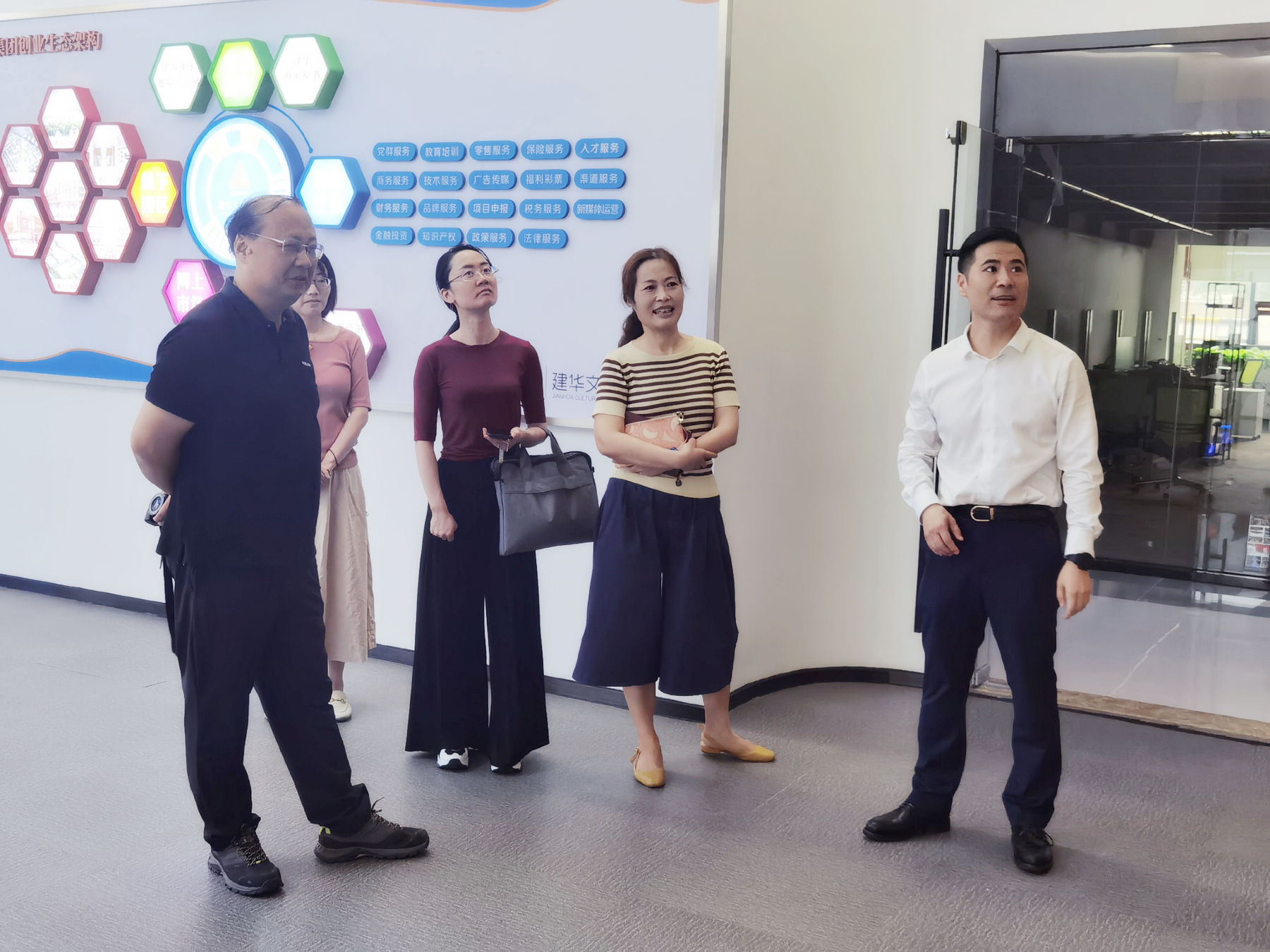 区政协副主席杨俊一行莅临人生就是博文创集团调研