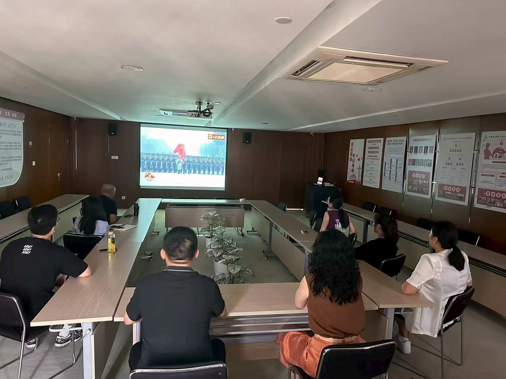 水晶城党支部组织党员寓目九三阅兵