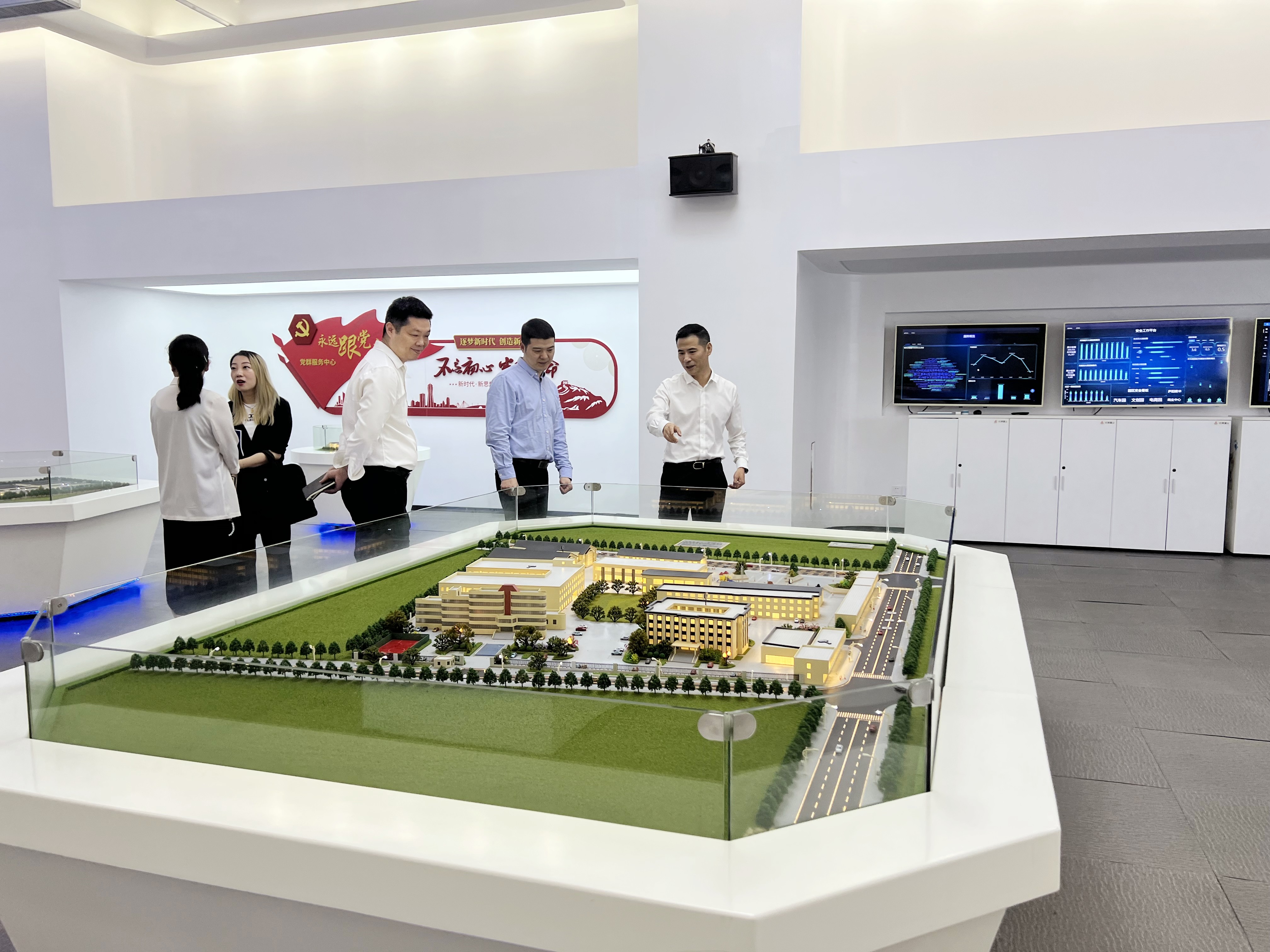 拱墅区祥符街道党工委副书记、效劳处主任张洪明一行莅临杭州人生就是博文创集团调研指导