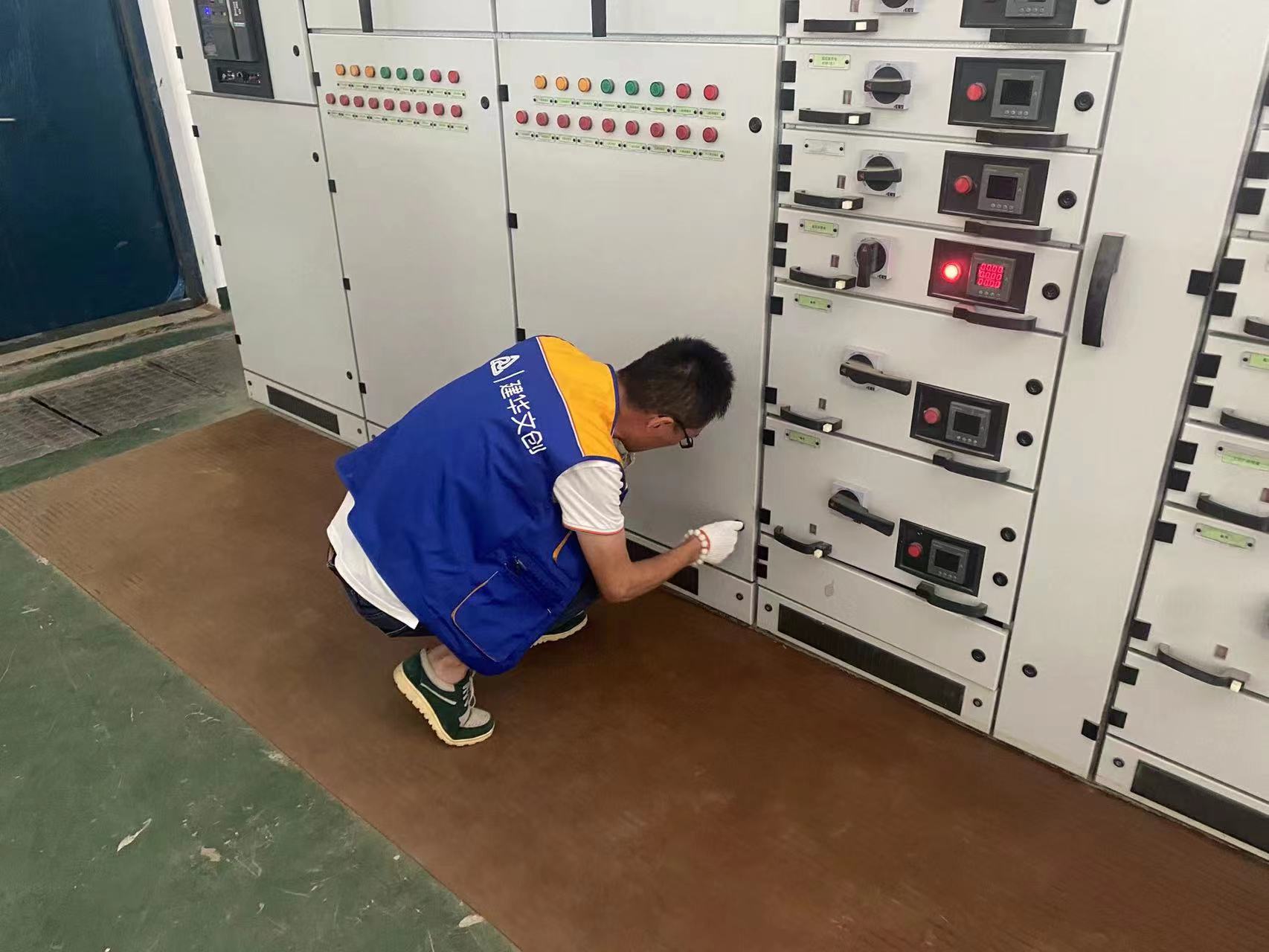 “夏日用电需审慎，，，，，，园区把关无隐患” ——人生就是博文创集团开展用电清静检查事情