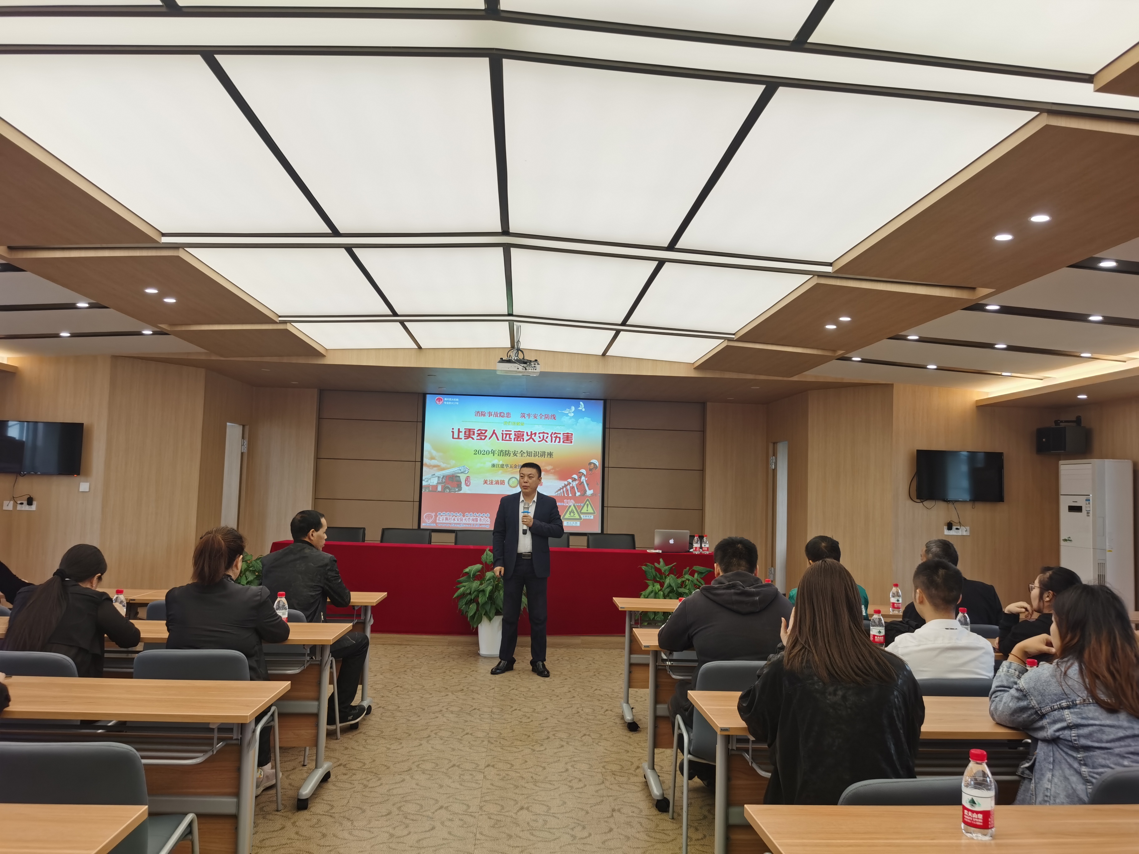 人生就是博市场组织开展消防清静知识培训