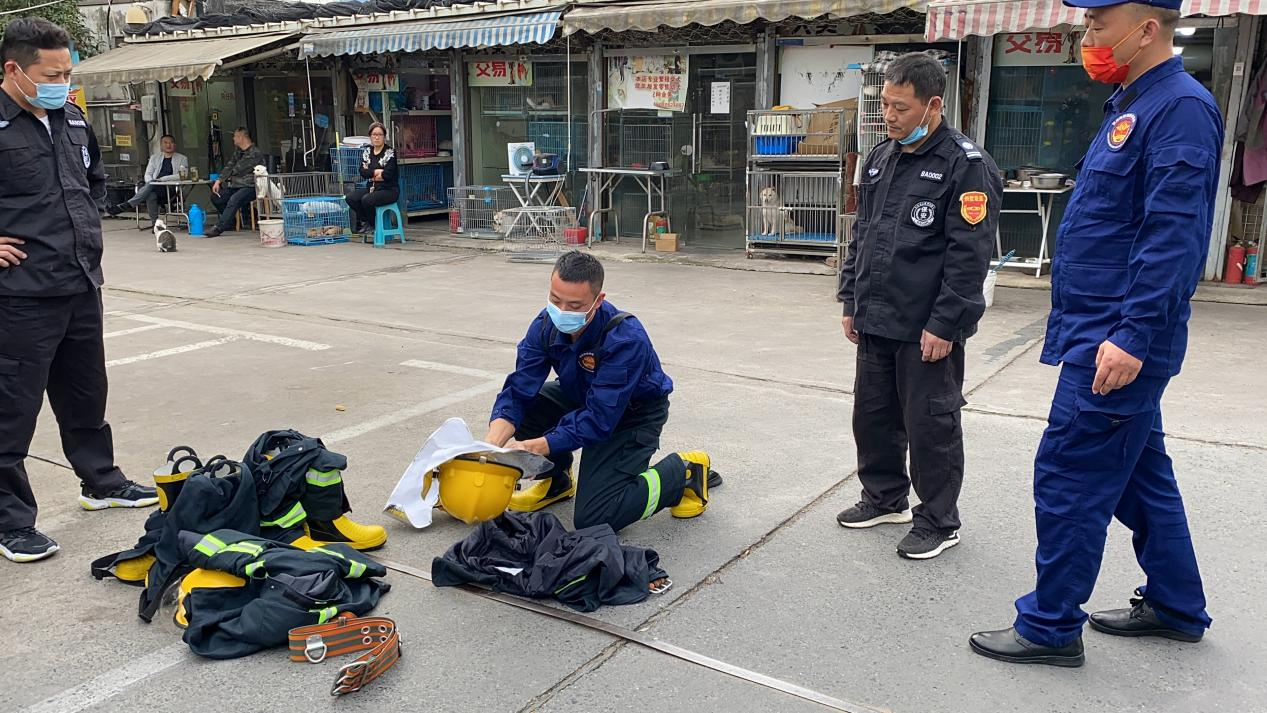 大关街道微型消防应抢救援站走访钱江商城开展消防演练