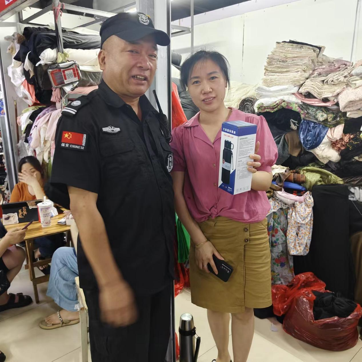 转败为功！热心商户临危不惧，，，危急情形扶梯救人