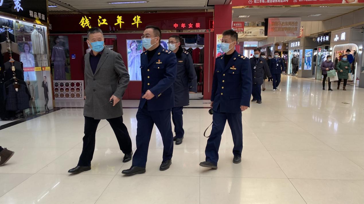 拱墅区市场羁系局赵斌局长莅临钱江商城开展入口商品疫情防控指导事情