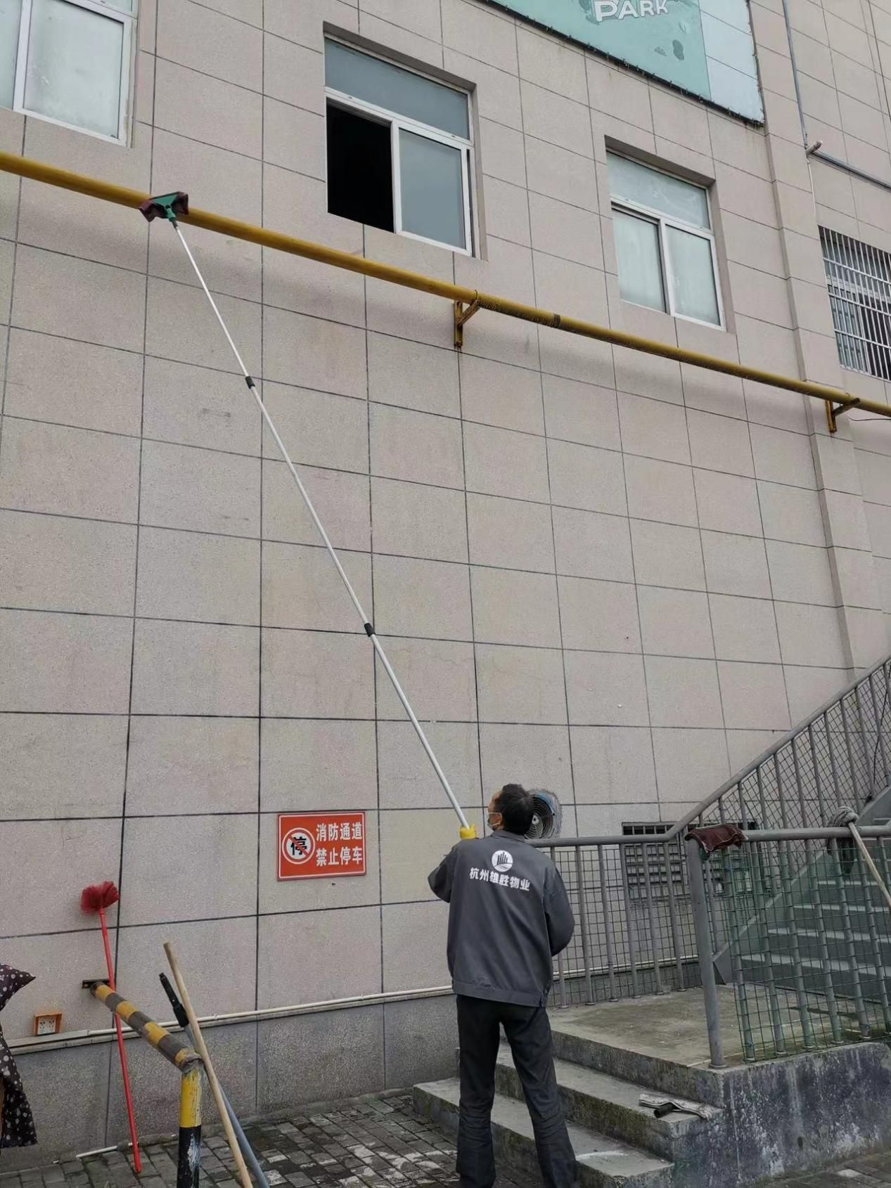 钱江商城洗濯户外高空燃气管道