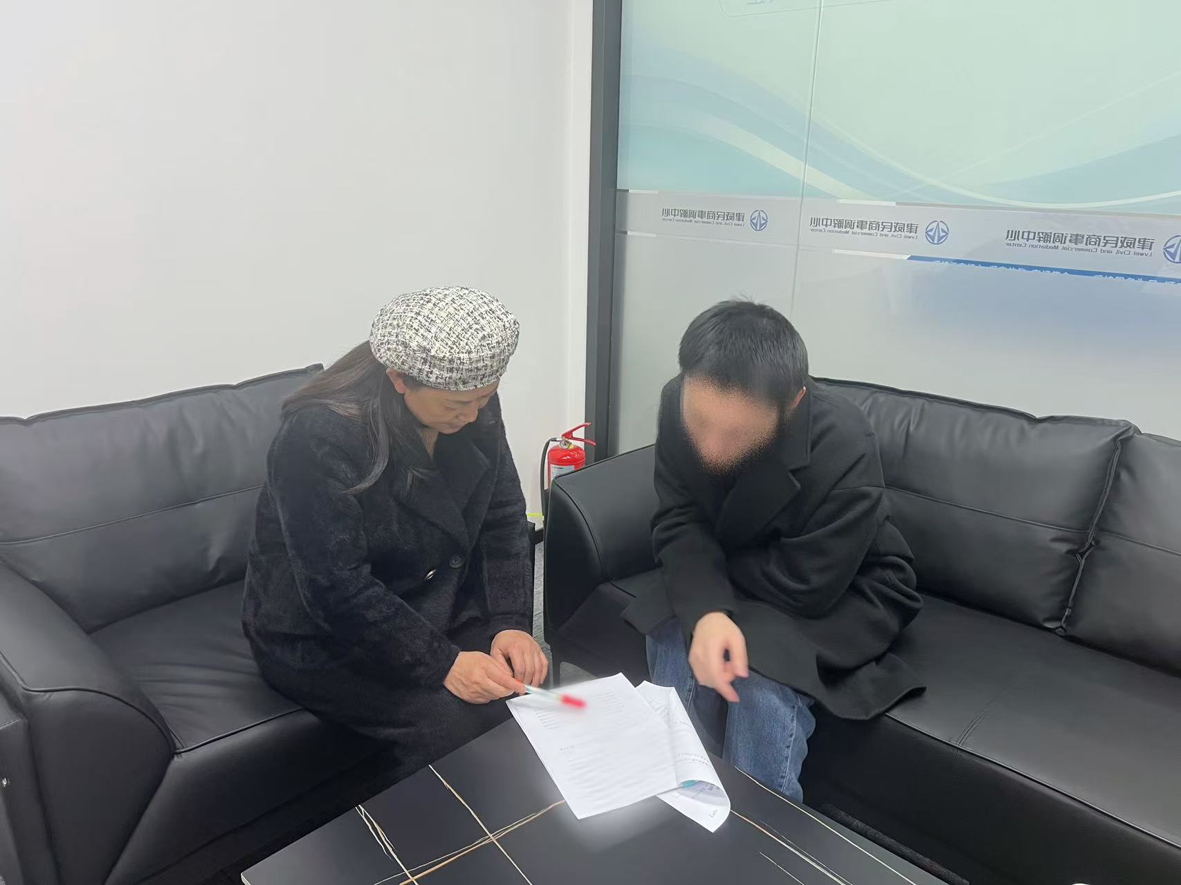 邻里同砚债，，，“背靠背”调解显温情