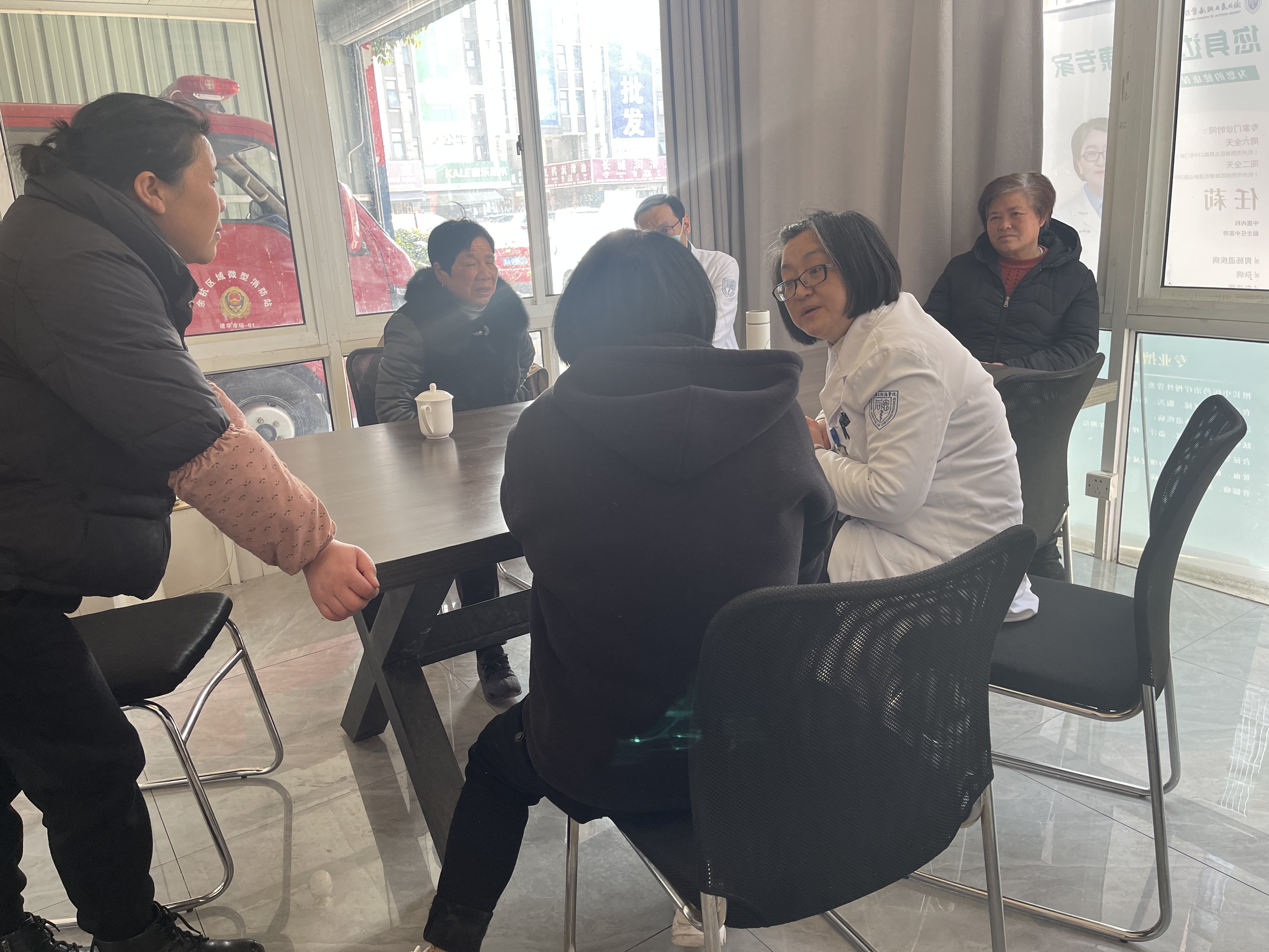   康健关爱 温暖商户——市场约请省立同德医院专家团队进市场开展义诊运动 