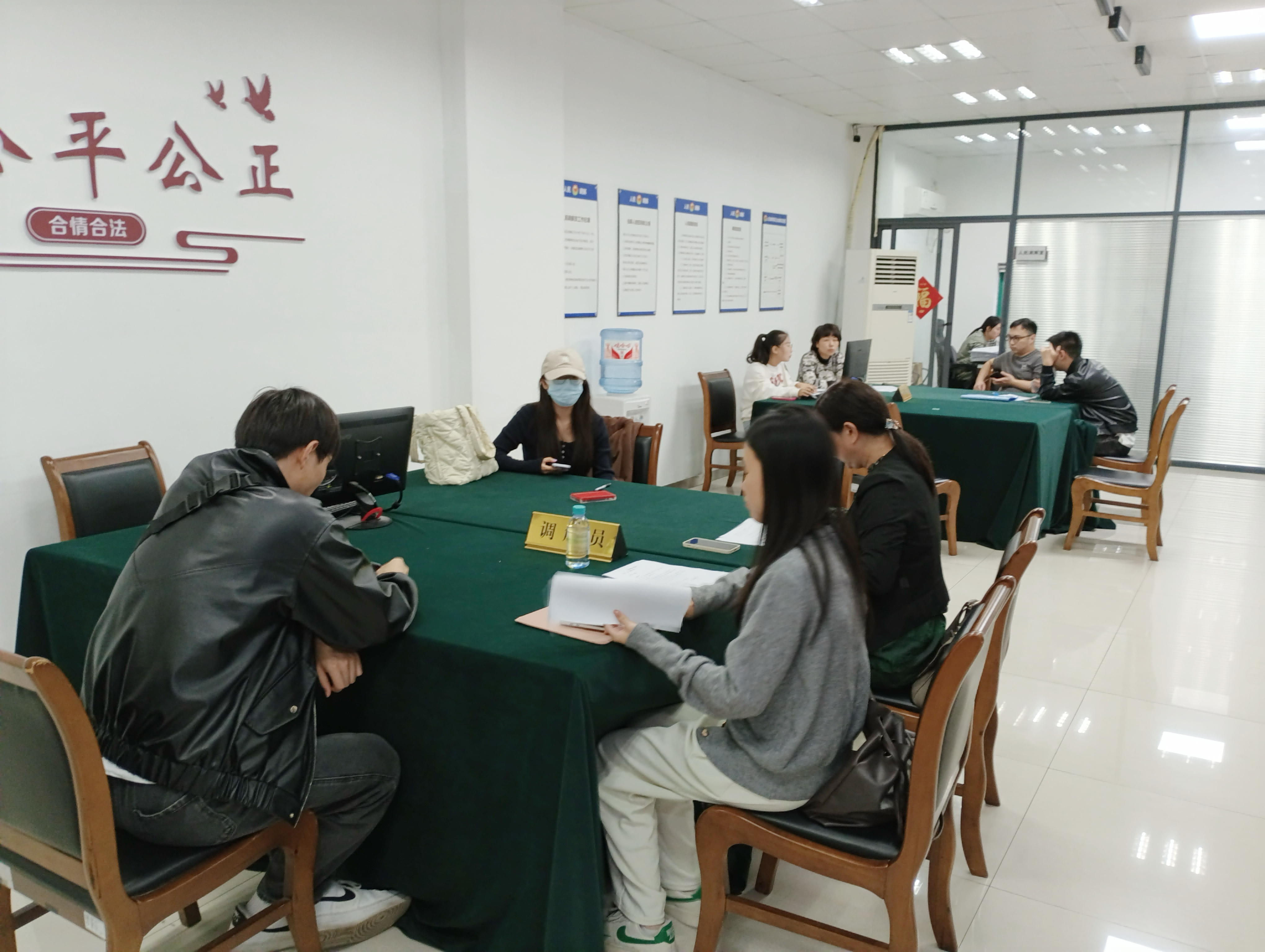 调解显温情，，，，，商业洪流中的信任与重生