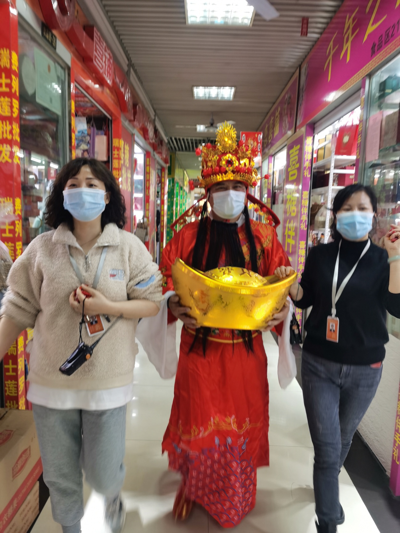 元宵佳节“领福袋，，，，，，沾财气”