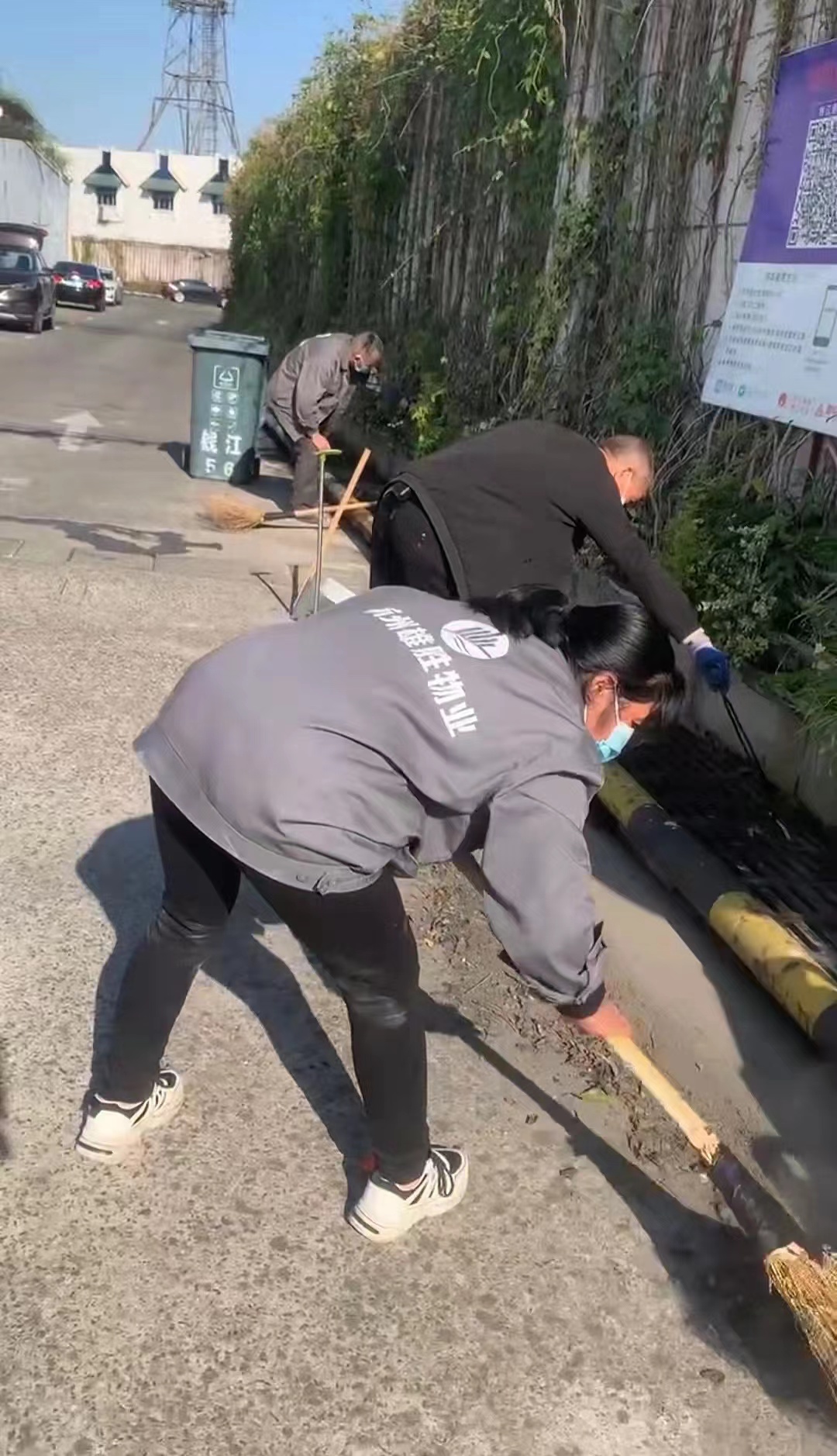 钱江商城开展停车场排水口整理事情